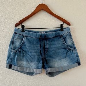 Women’s 10/12 Large Levi Low Rise Shorts